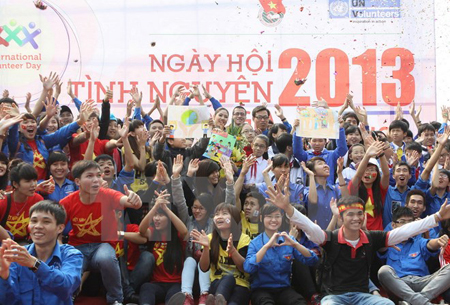 Các tình nguyện viên tại Ngày hội tình nguyện Quốc gia năm 2013.